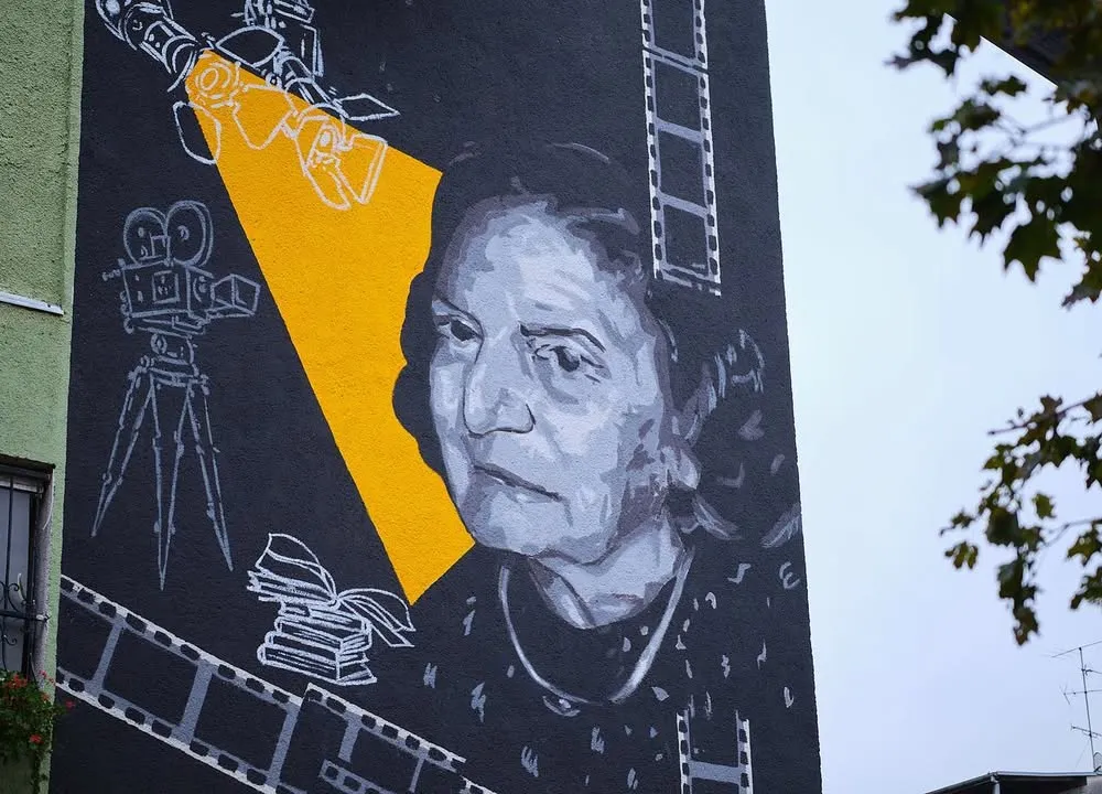 Portret Vere Crvenčanin na monumentalnom muralu sa filmskim motivima