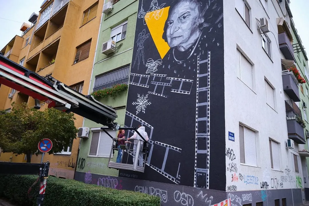 Monumentalni mural sa portretom Vere Crvenčanin na fasadi višespratnice