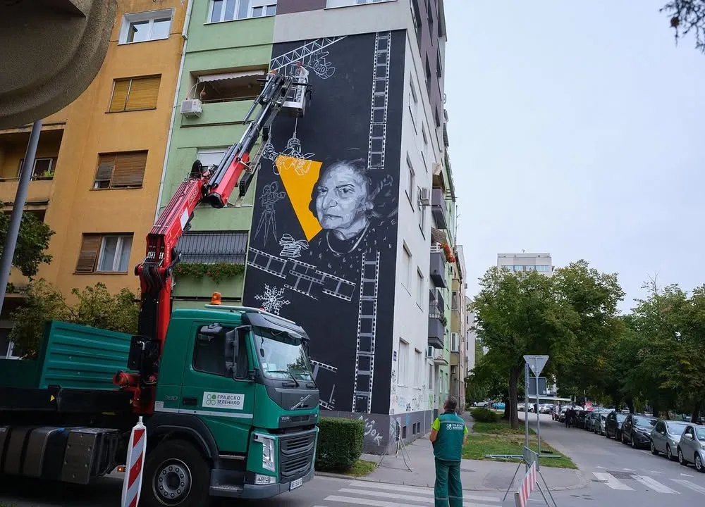Pogled na mural Vere Crvenčanin i radove na visokoj fasadi