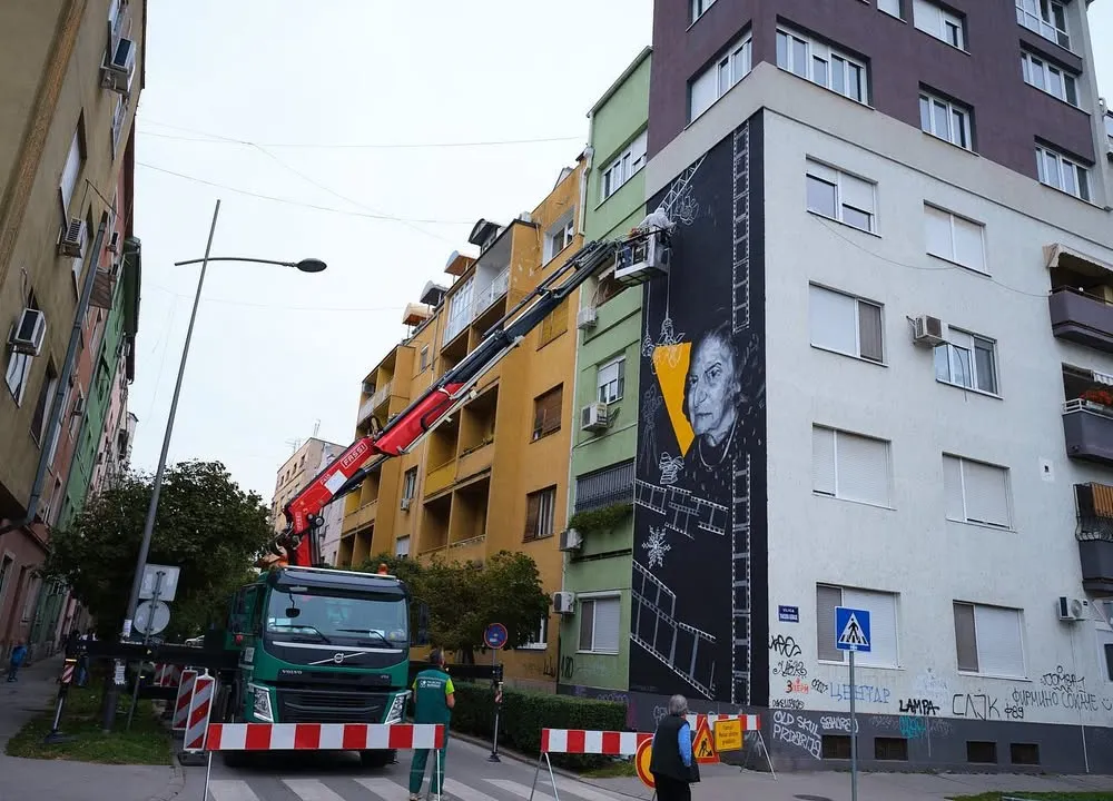 Monumentalni mural Vere Crvenčanin u gradskom okruženju
