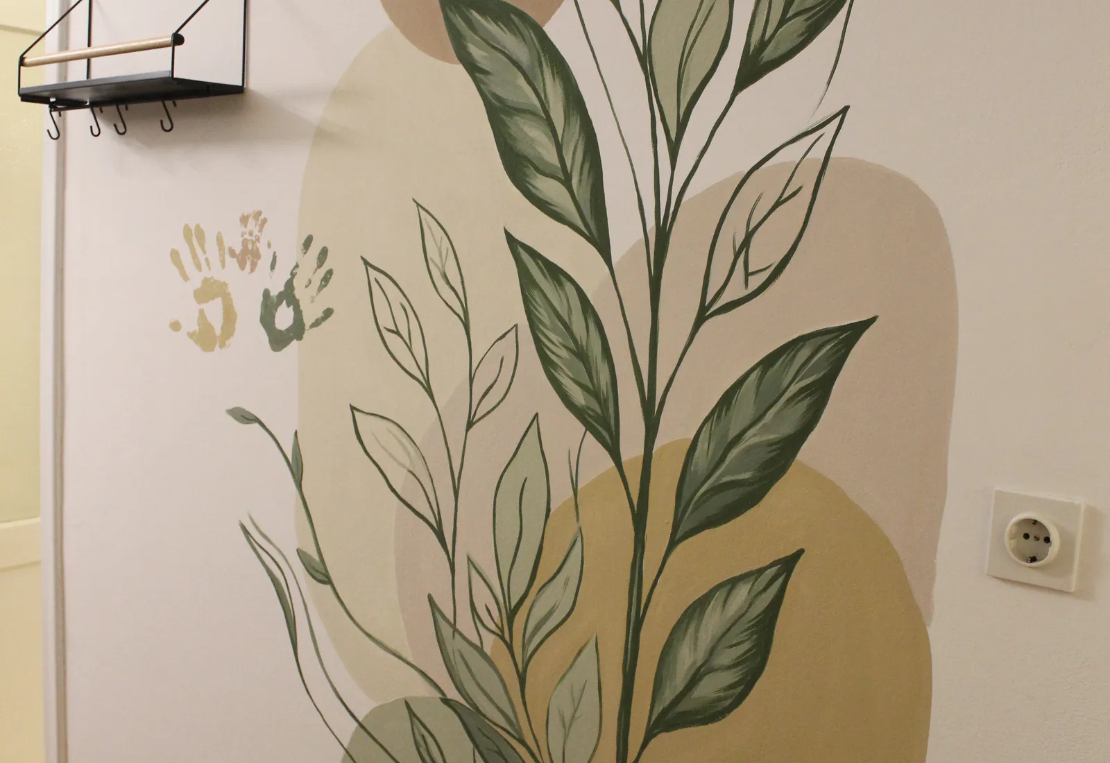 Botanički mural sa biljkama i otiscima dlanova na unutrašnjem zidu