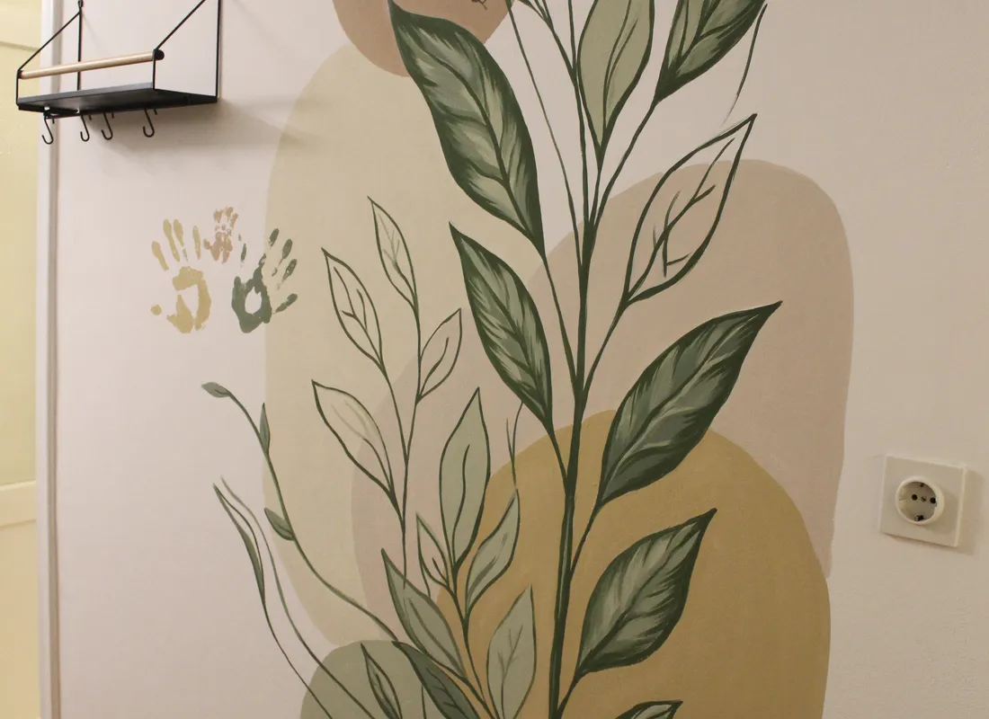 Botanički mural sa biljkama i otiscima dlanova na unutrašnjem zidu