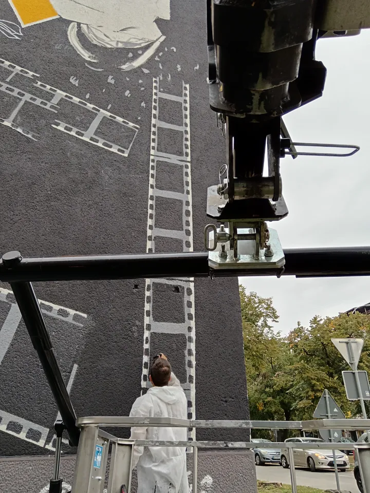 Rad na visokoj fasadi tokom izrade monumentalnog murala